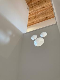 階段を上げるとミッキーの飾り窓