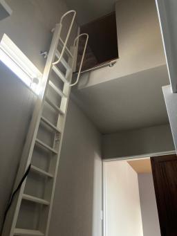 ウォークインクローゼット内ロフト